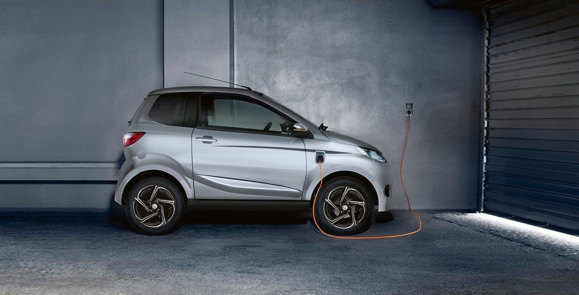 Grijze elektrische 45 km auto